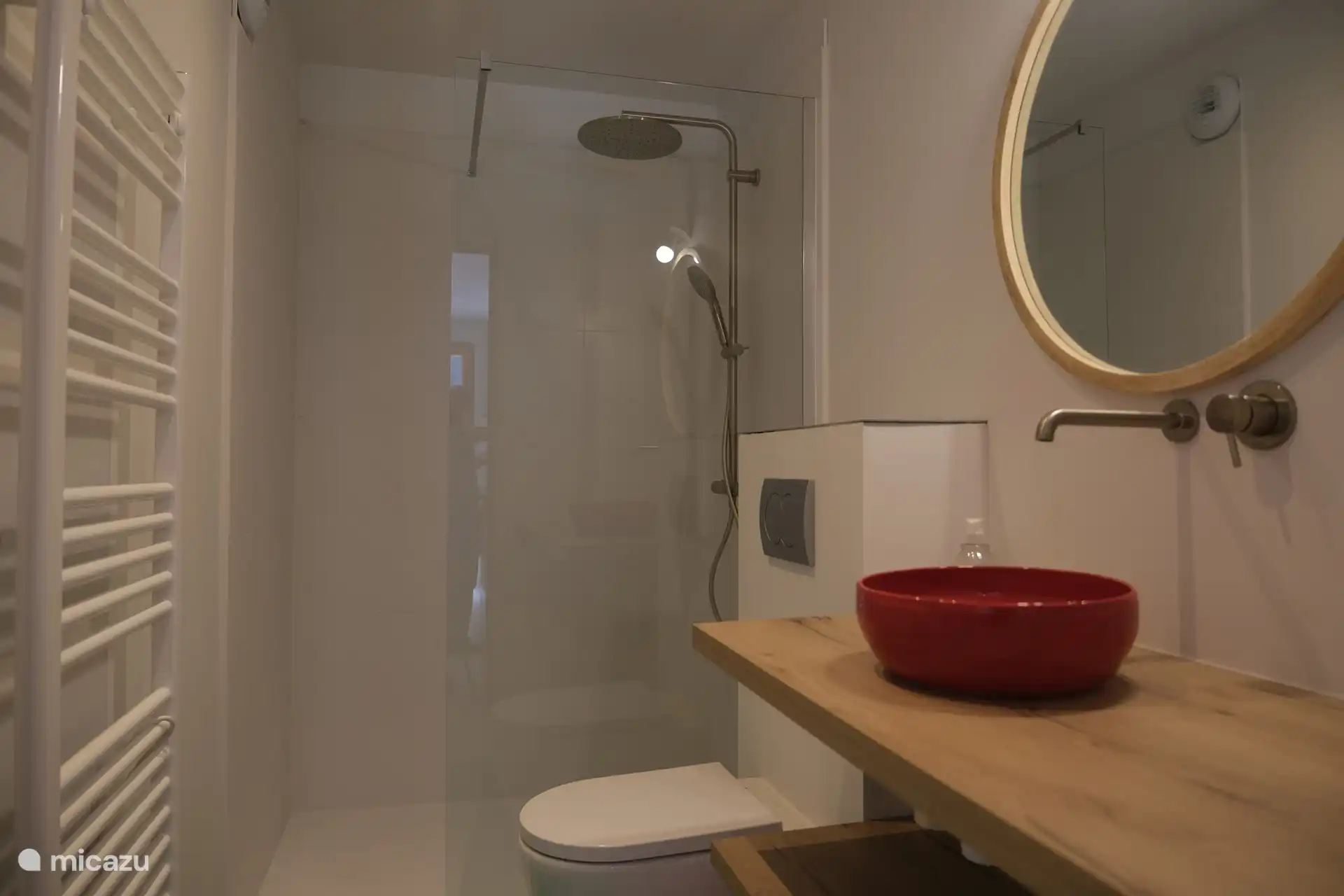 Geräumiges Badezimmer mit eigenem WC. Große begehbare Dusche mit Regendusche und Handbrause