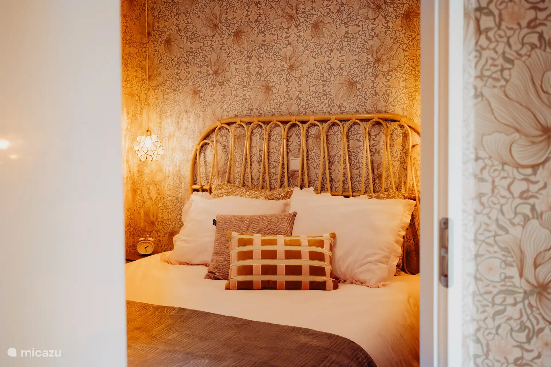 Dies ist das Hauptschlafzimmer mit einer eigenen Leselampe auf beiden Seiten. Die Matratze ist wunderbar.