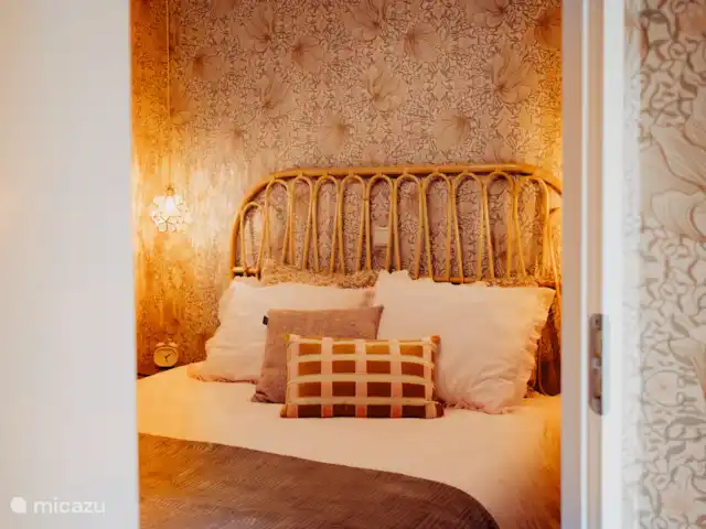 Le Goldcrest Emst | Pays-Bas, Gueldre, Emst (Epe) - chalet Il s’agit de la chambre principale avec sa propre lampe de lecture des deux côtés. Le matelas est merveilleux.