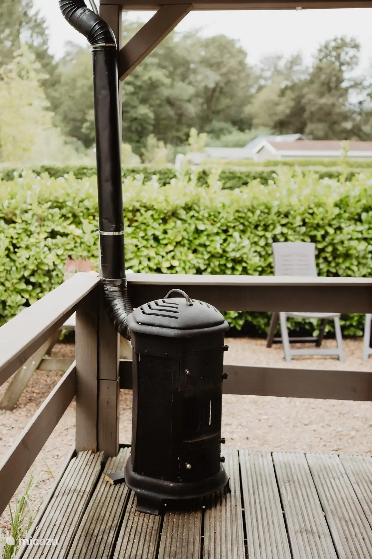 Dieser Ofen ist leicht anzuzünden und verleiht einem langen Abend das gewisse Extra an Atmosphäre. Holz kann bestellt werden, Sie erhalten dann passendes Anzündholz und gespaltene Scheitholz für 2 bis 4 Abende inkl. Anzünder.