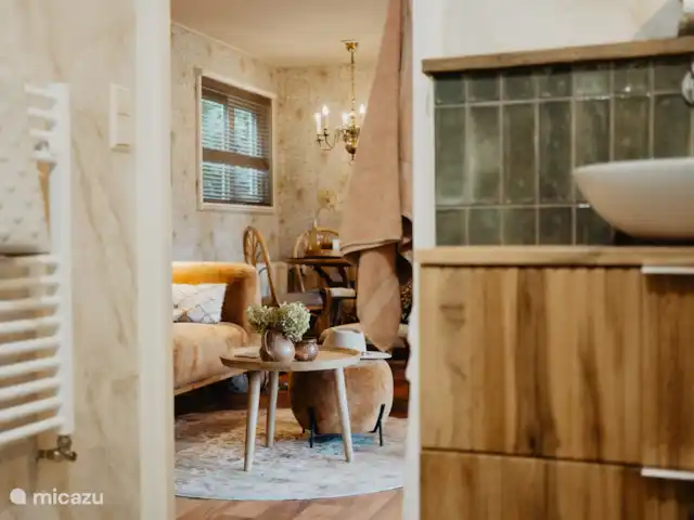 Le Goldcrest Emst | Pays-Bas, Gueldre, Emst (Epe) - chalet Une vue de la salle de bain au salon. Comme vous pouvez le voir, tout est coordonné.
