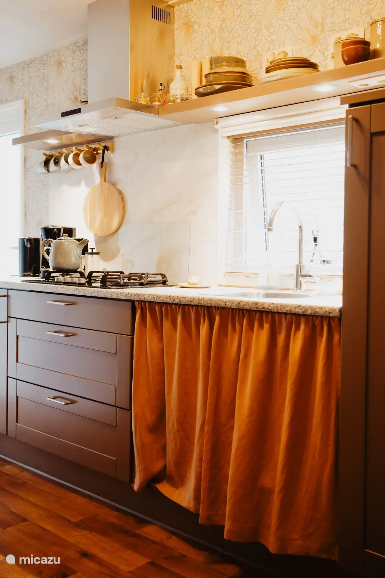 Ein stimmungsvolles Foto der Küche mit allen Annehmlichkeiten. Es gibt eine Kaffeemaschine mit Filterkaffee, der schön warm und lecker ist.