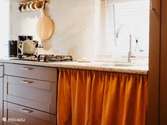 Le Goldcrest Emst | Pays-Bas, Gueldre, Emst (Epe) - chalet Une photo d’ambiance de la cuisine avec toutes les commodités. Il y a une machine à café avec du café filtre qui est agréable, chaud et savoureux.