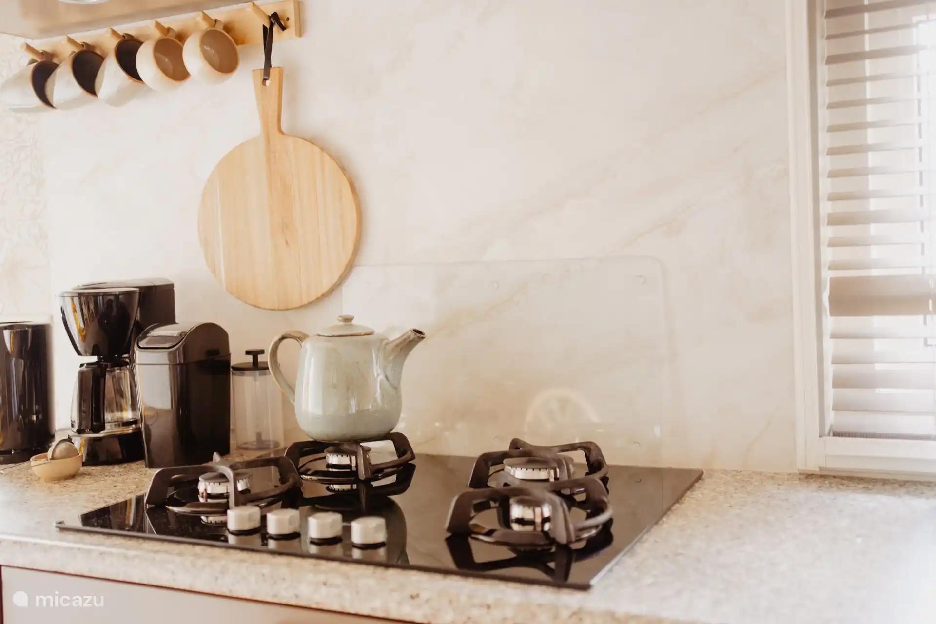 Ein weiterer Eindruck von der Atmosphäre, Gasherd und genügend Pfannen und Attribute für leckeres Kochen oder für eine schnelle Mahlzeit.