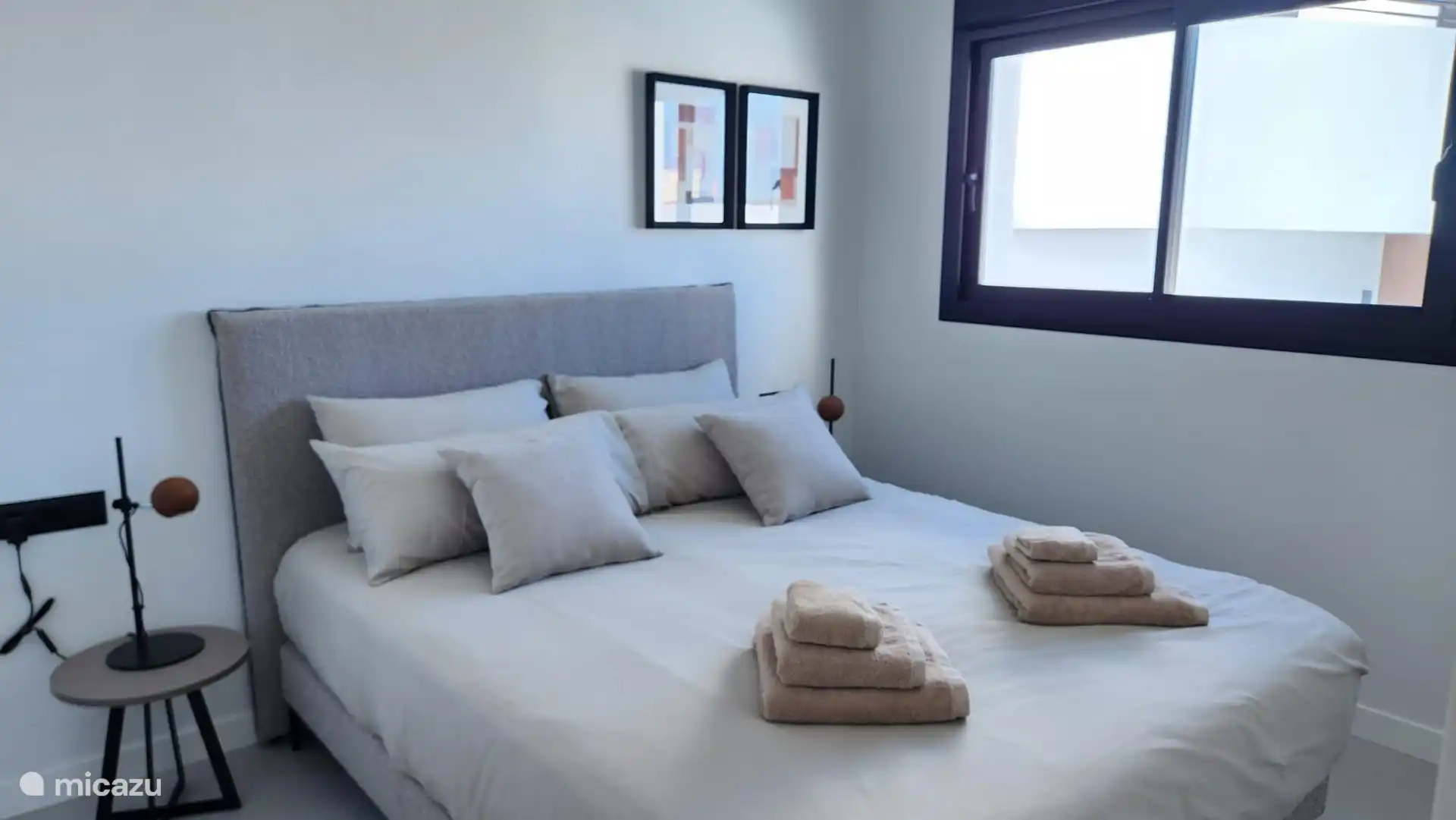 Chambre 2 au rez-de-chaussée avec sommier tapissier de luxe 200 x 200 cm, lampes de lecture, placard et climatisation.