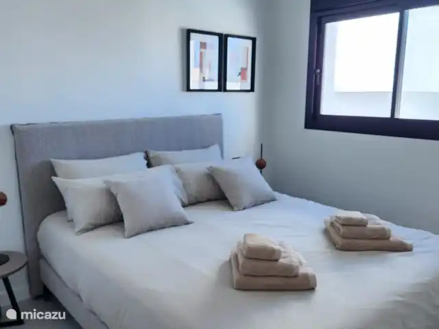 villa en España, Costa Blanca, Rojales  – Casa Sabine Dormitorio 2 en planta baja con somier de lujo de 200 x 200 cm, luces de lectura, closet y aire acondicionado.
