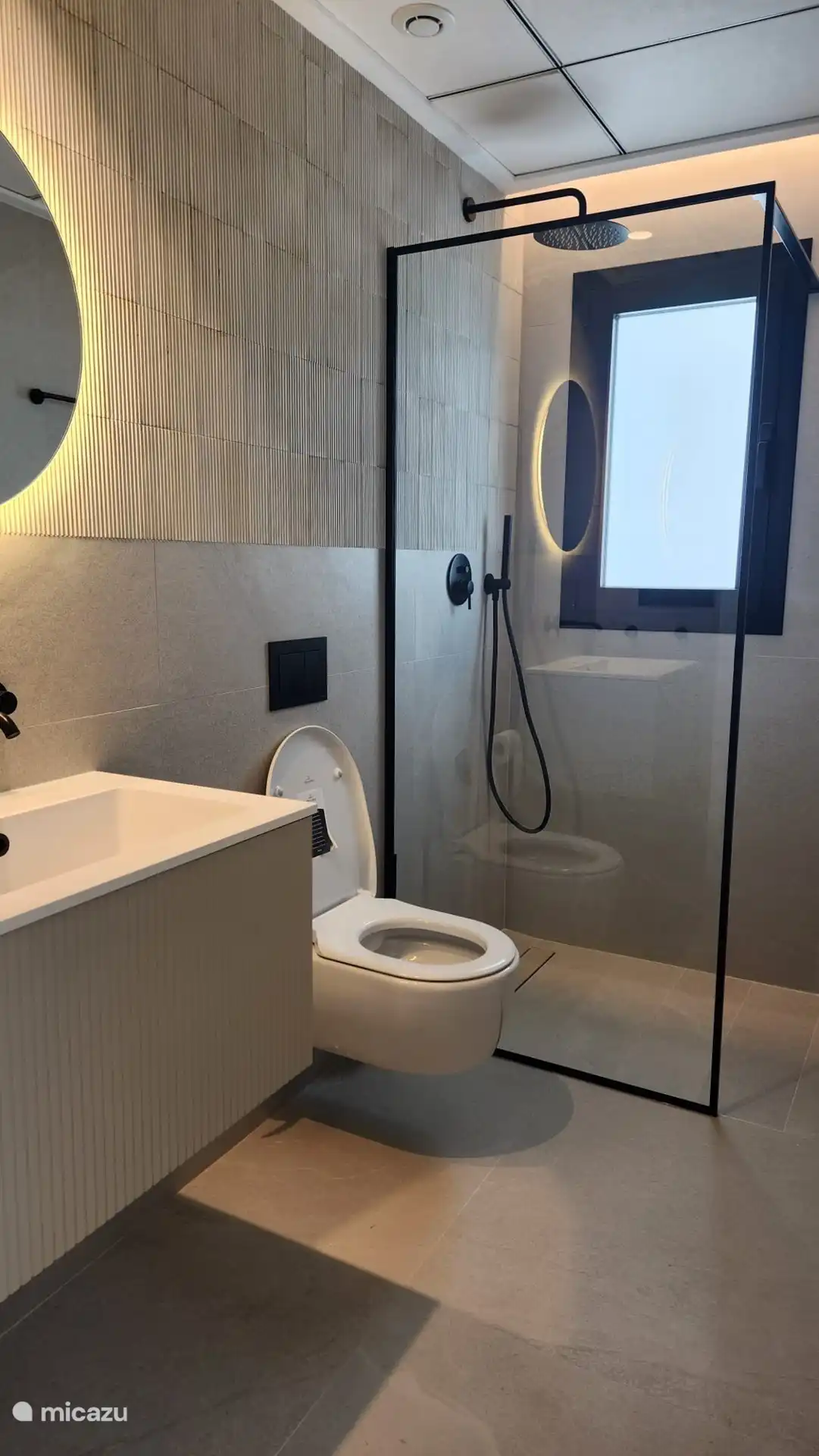 Salle de bain 1 en bas. Ceci est utilisé par les chambres 1 et 2. 