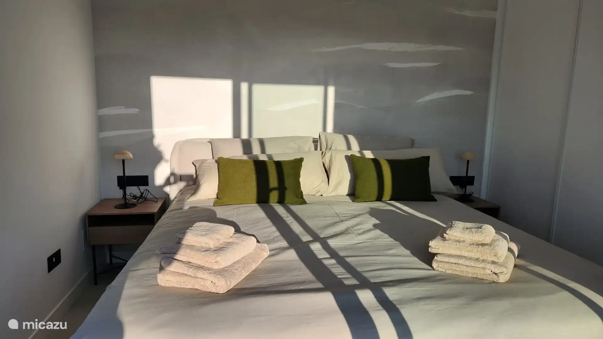 Chambre 3, chambre principale, à l’étage avec sommier tapissier de luxe 220 x 200 cm, lampes de lecture, placard, climatisation et accès au balcon. 