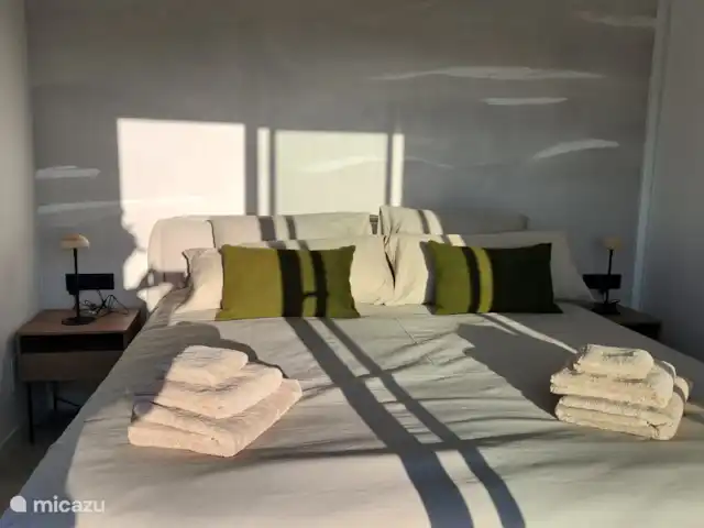 villa en España, Costa Blanca, Rojales  – Casa Sabine Dormitorio 3, dormitorio principal, planta alta con somier de lujo 220 x 200 cm, luces de lectura, closet, aire acondicionado y acceso al balcón.