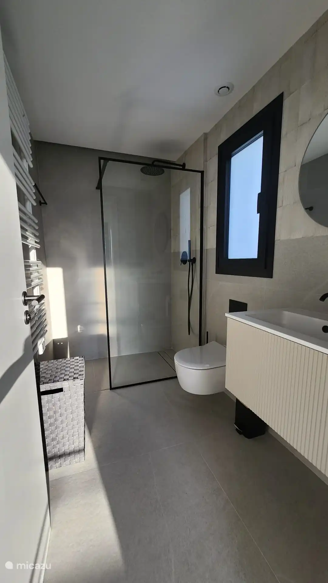 Salle de bain 2 pour la chambre principale 3 à l’étage. 