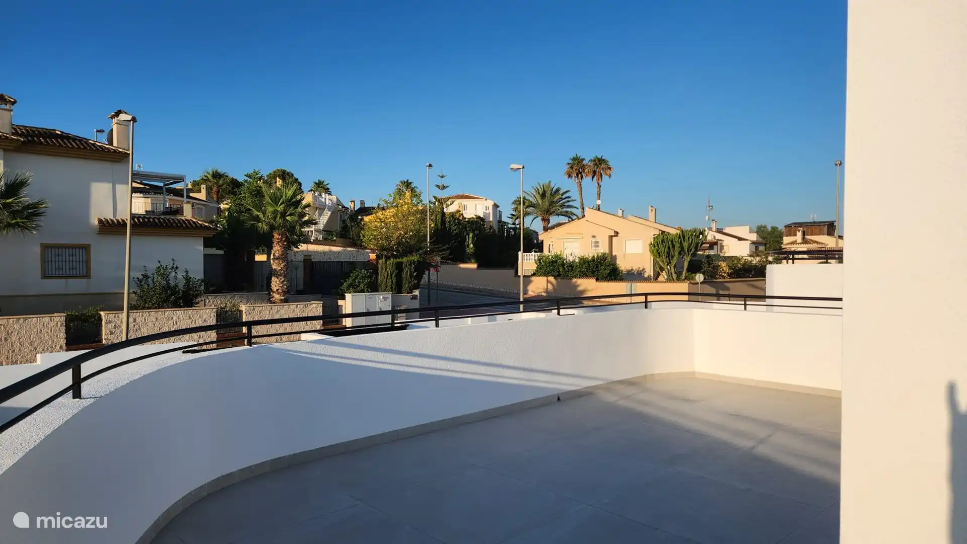 Toit. Le soir, lorsque le soleil est parti, c’est un endroit magnifique avec une large vue sur toute la région.