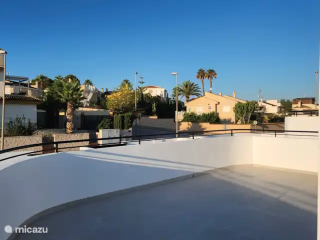 villa en España, Costa Blanca, Rojales  – Casa Sabine Terraza. Por la noche, cuando el sol se ha ido, este es un hermoso lugar con una amplia vista de toda la zona.