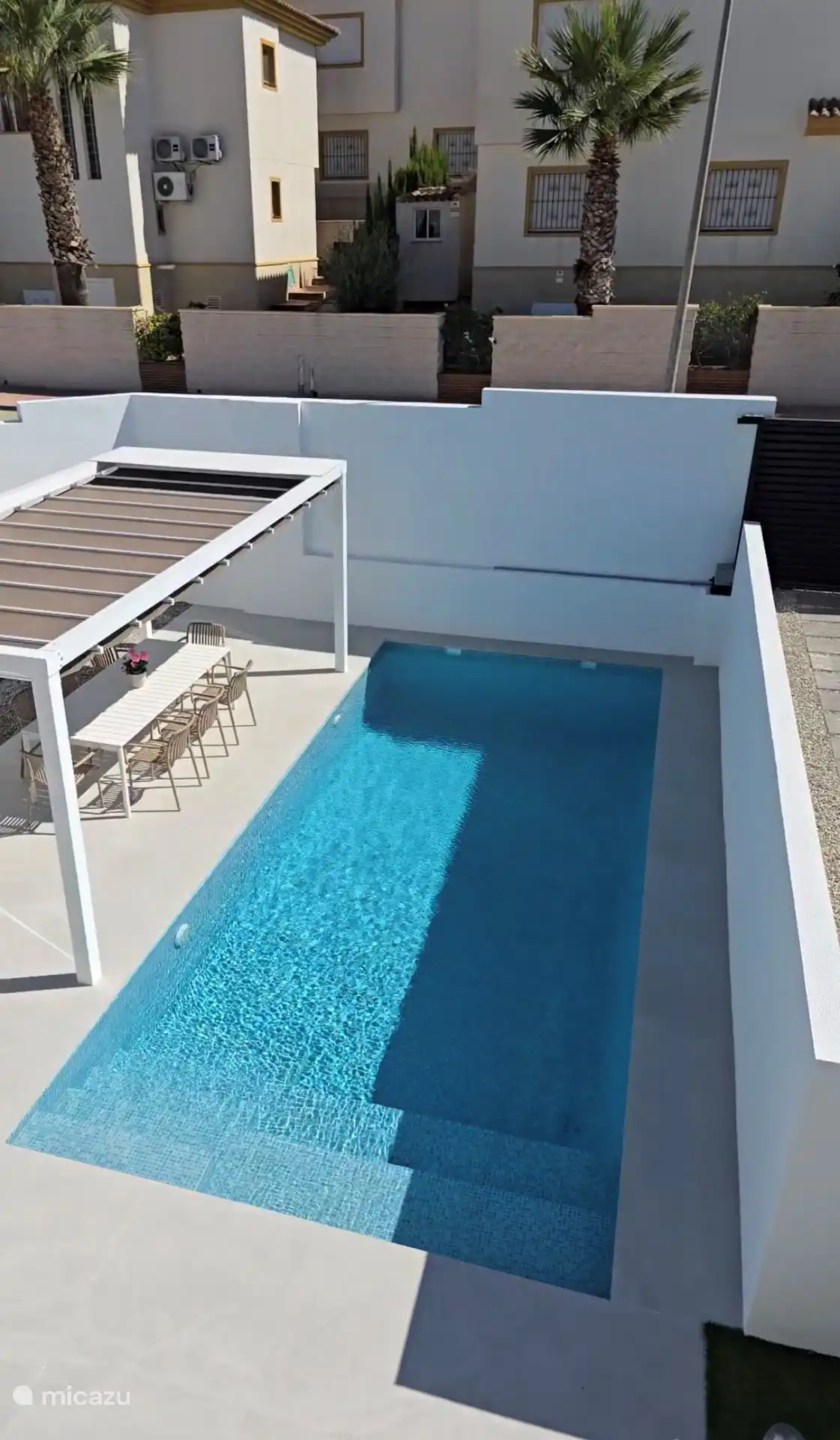 De la terrasse sur le toit, il y a une vue sur la propriété privée. 