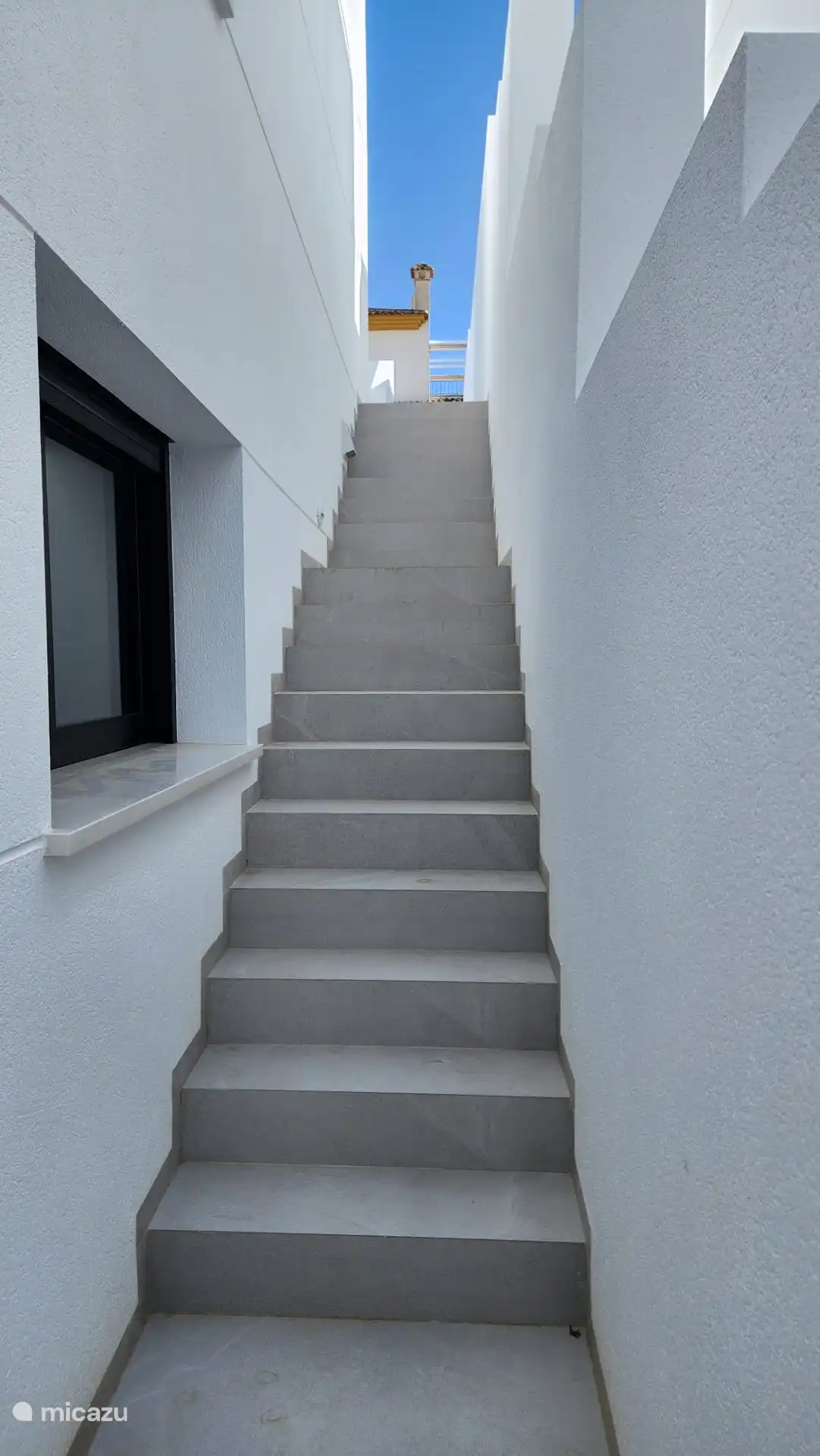 L’escalier du jardin au sous-sol. Il s’agit d’un appartement séparé avec sa propre porte d’entrée. 