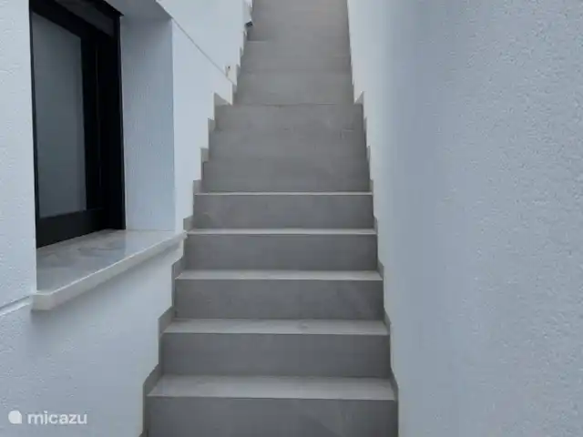 villa en España, Costa Blanca, Rojales  – Casa Sabine Las escaleras desde el jardín hasta el sótano. Este es un apartamento separado con su propia puerta de entrada.