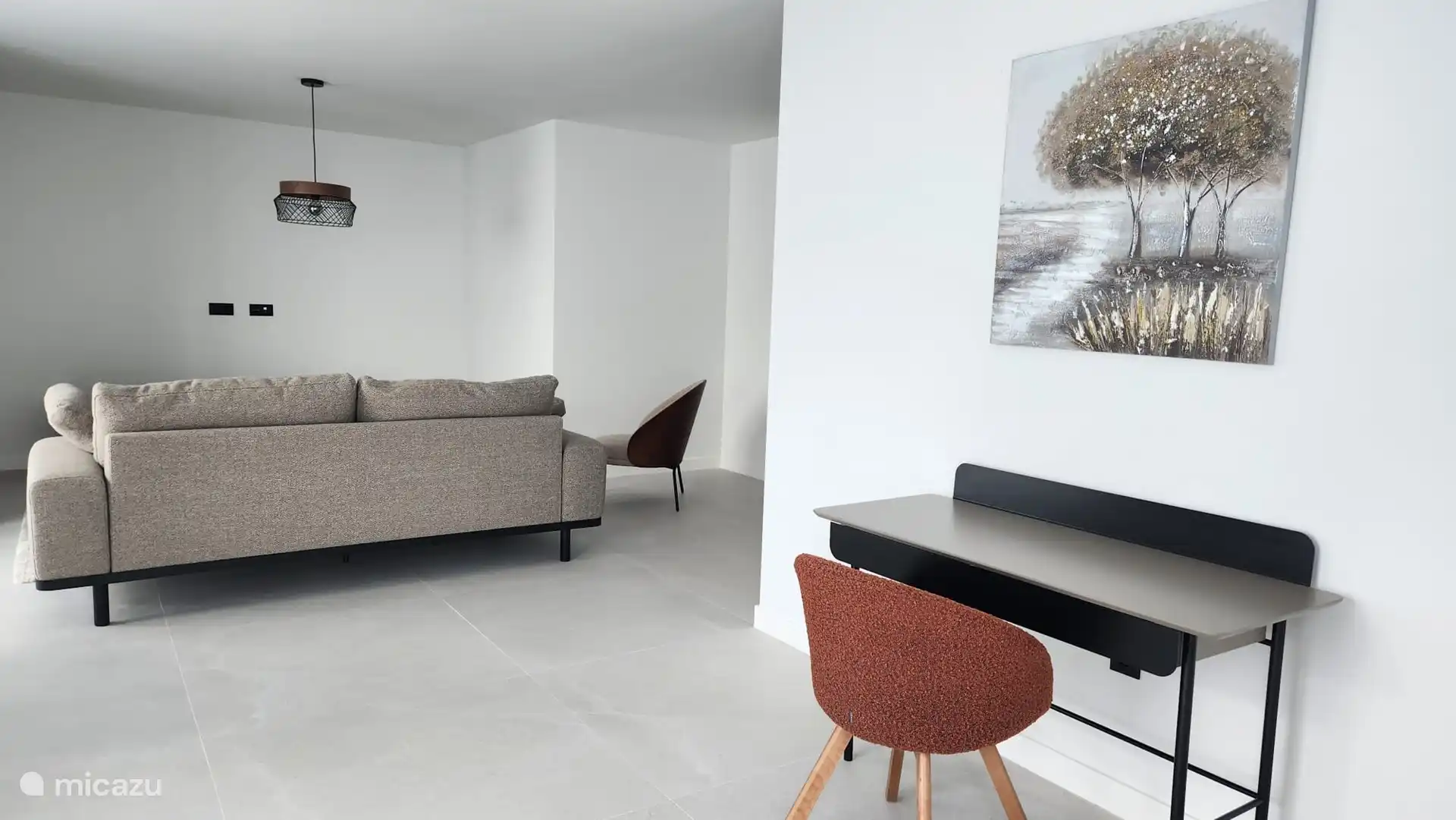 Salon confortable avec un canapé et un fauteuil confortables. 