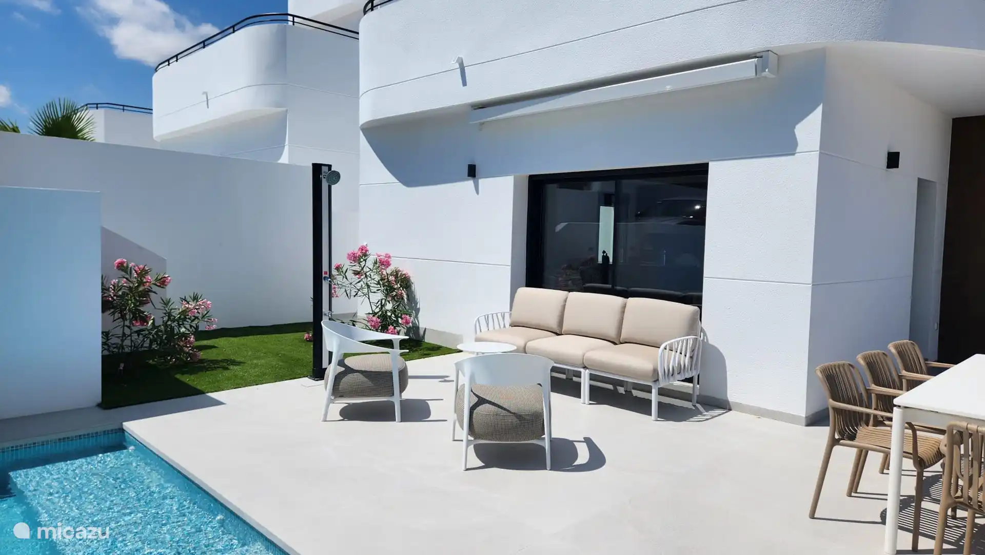 Détendez-vous dans le salon situé sur la terrasse au bord de la piscine.