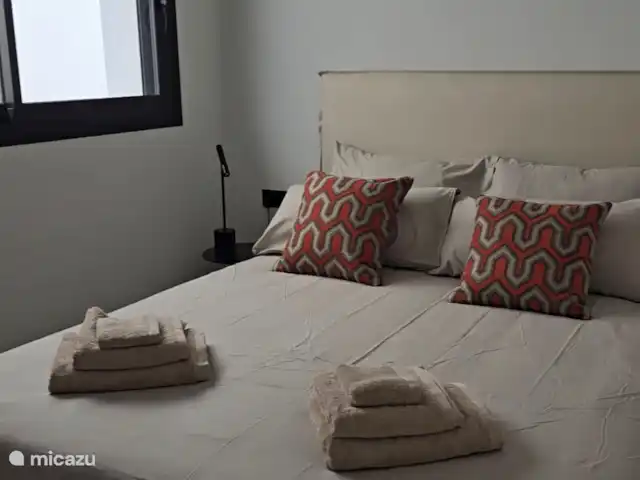 villa en España, Costa Blanca, Rojales  – Casa Sabine Dormitorio sótano con somier de lujo de 200 x 200 cm, luces de lectura, armario, silla de aire acondicionado y baño en suite.