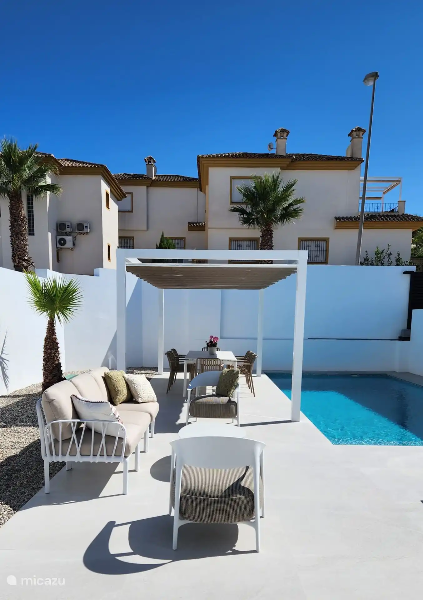 Terrasse avec toile d’ombrage, un endroit agréable pour manger. 