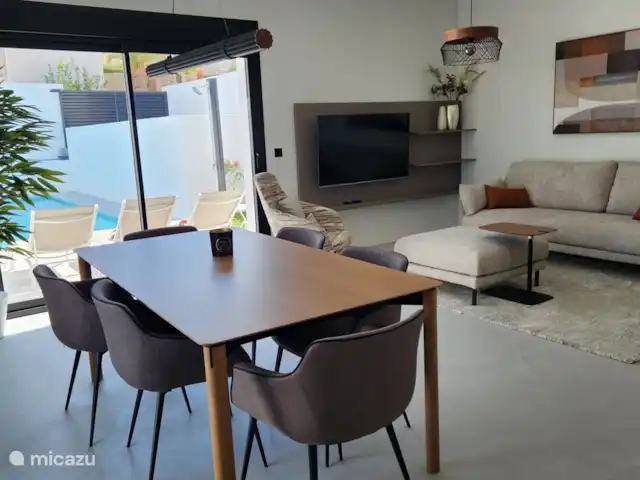 villa en España, Costa Blanca, Rojales  – Casa Sabine Acogedora sala de estar con un cómodo sofá y sillones. Luego está la mesa de comedor con 6 sillas.