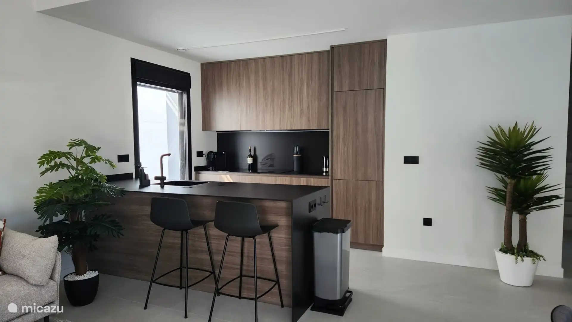 Cuisine de luxe comprenant un réfrigérateur-congélateur, un lave-vaisselle, un four mixte et une plaque vitrocéramique à 4 feux. 