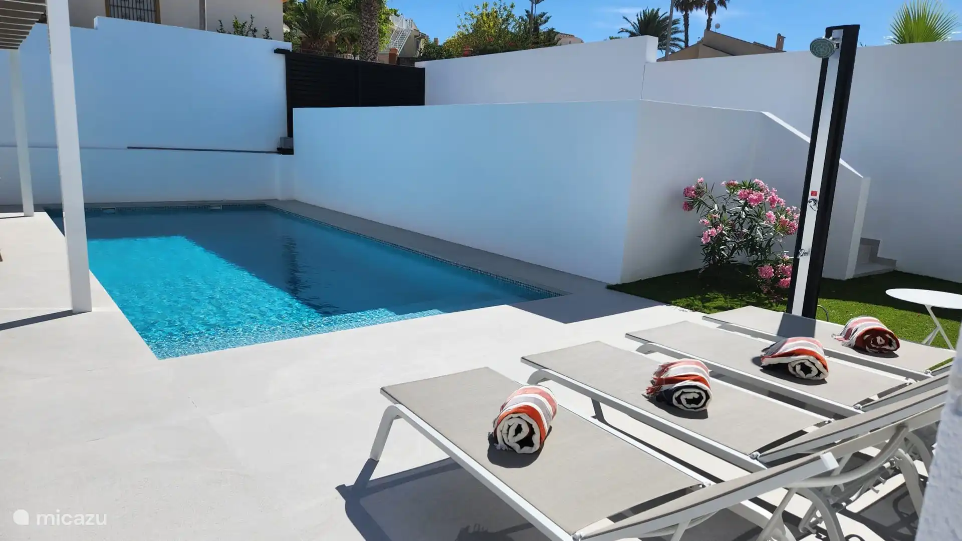 Une piscine privée rafraîchissante.