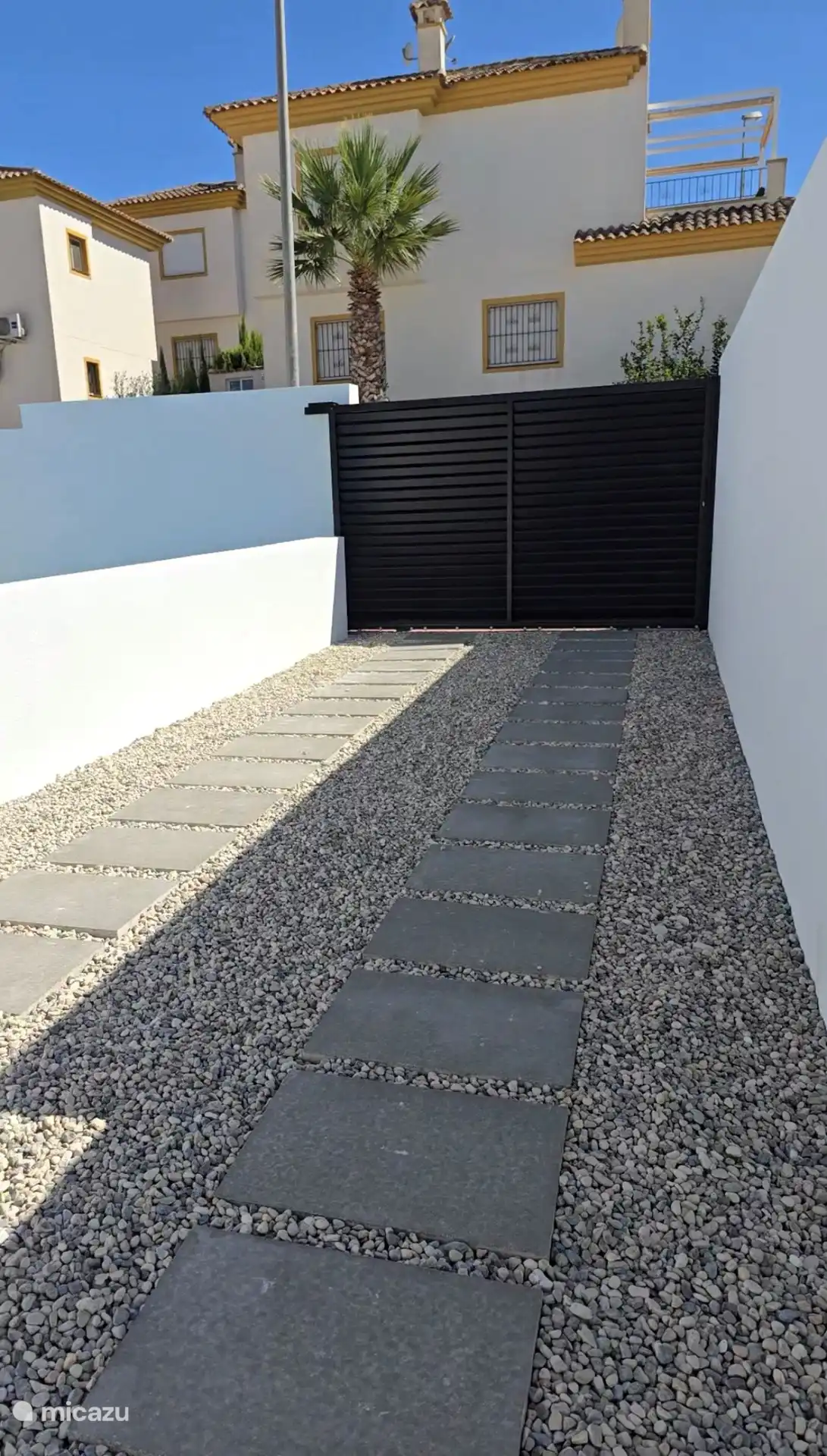 Parking privé avec portail d’entrée automatique avec télécommande. 