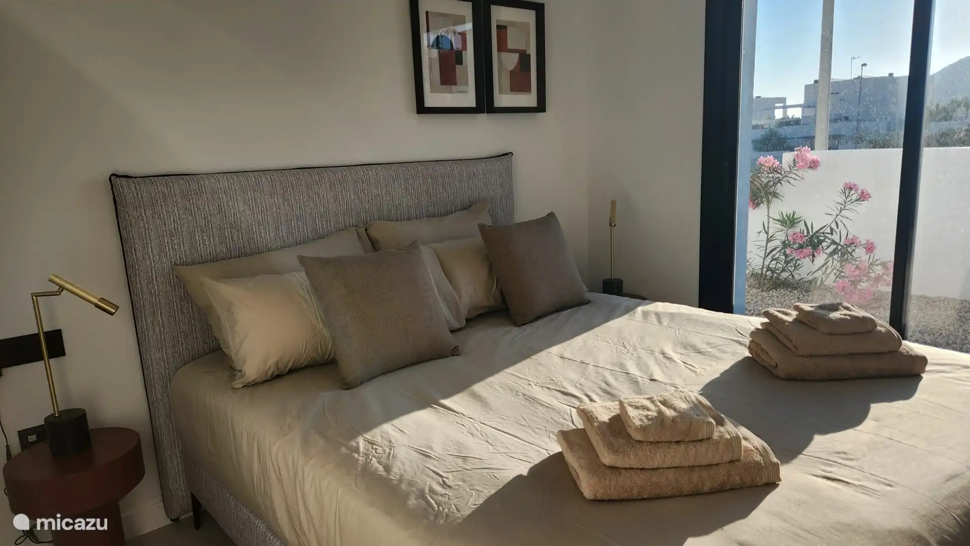 Chambre 1 au rez-de-chaussée avec sommier tapissier de luxe 200 x 200 cm, lampes de lecture, placard et climatisation.