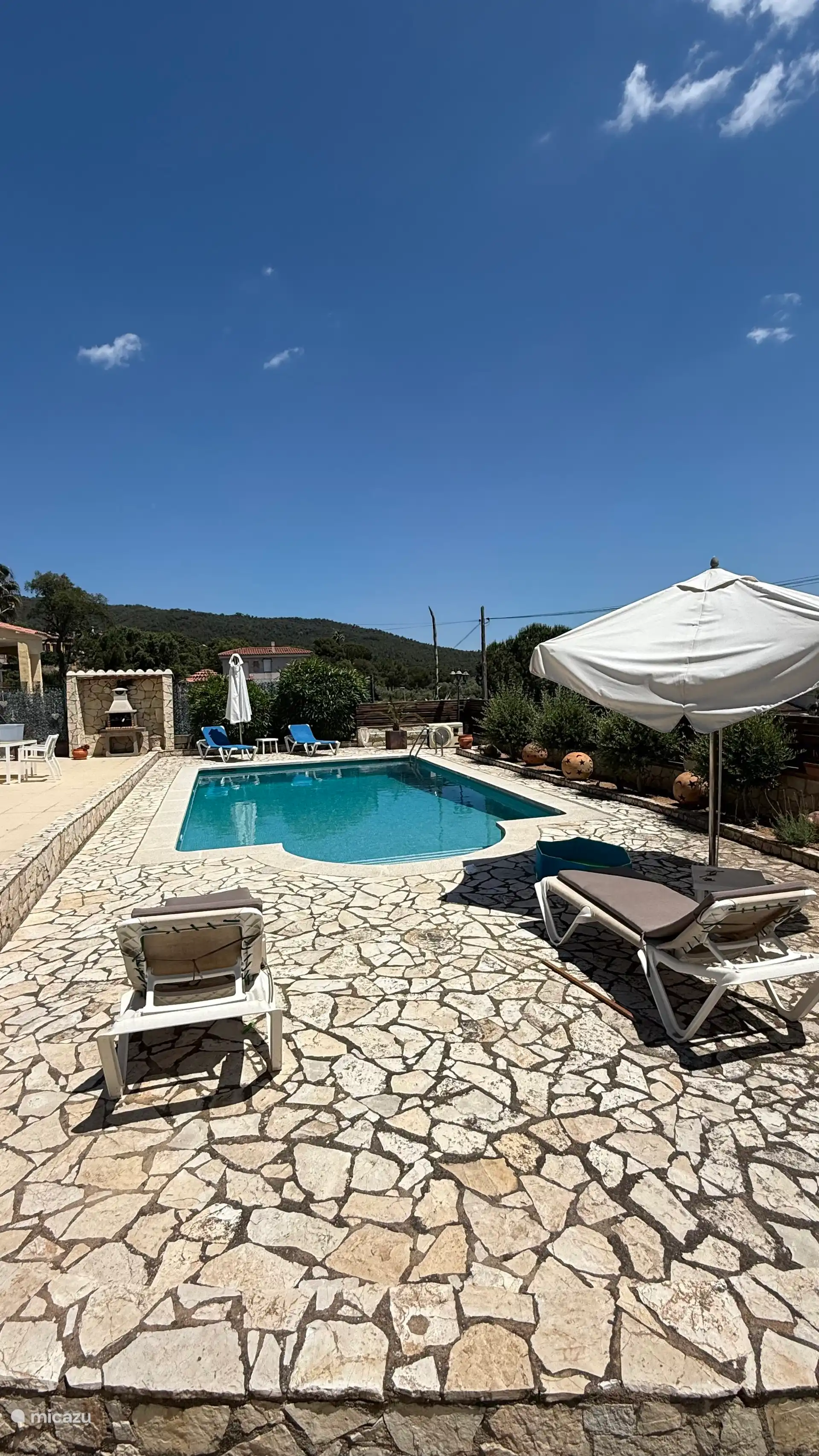 Pool mit liegen und Sonnenschirmen 