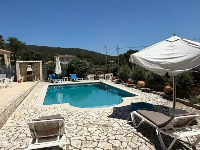 villa huren in Spanje, Costa Brava, Calonge – Villa dos hermanos Zwembad met ligbedden en parasols
