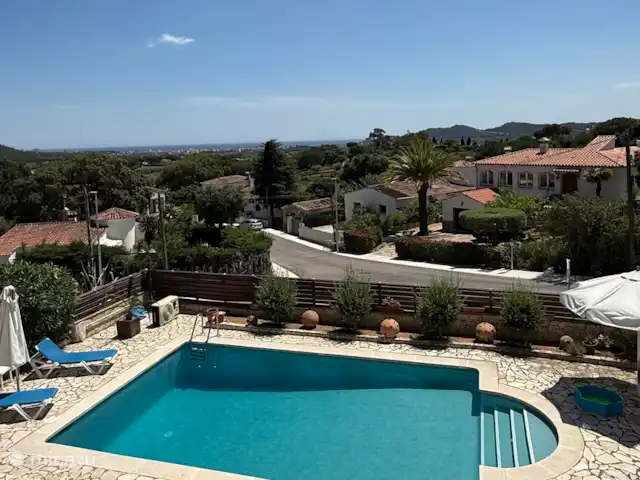 villa huren in Spanje, Costa Brava, Calonge – Villa dos hermanos Adembenemend uitzicht op de zee in de verte en het groen van de heuvels.