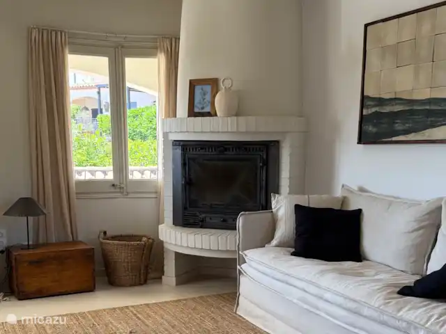 villa huren in Spanje, Costa Brava, Calonge – Villa dos hermanos Open haard en bank in de woonkamer boven