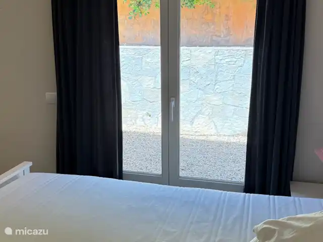 villa huren in Spanje, Costa Brava, Calonge – Villa dos hermanos Schaduwrijk uitzicht vanuit de 1e slaapkamer beneden