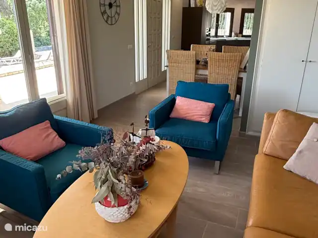 villa huren in Spanje, Costa Brava, Calonge – Villa dos hermanos Woonkamer met uitzicht op het zwembad.