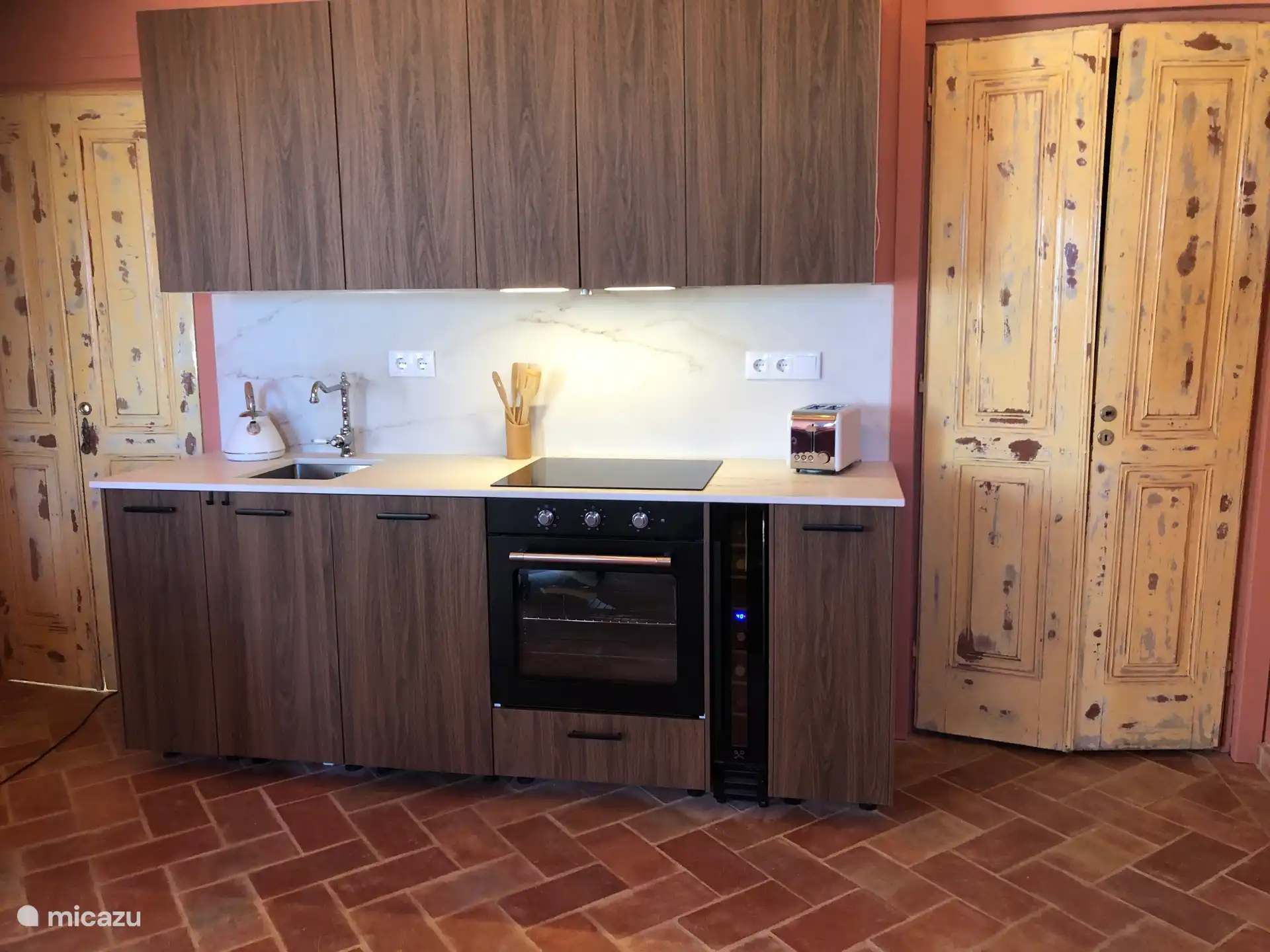 Dieses portugiesische Cottage ist luxuriös und komfortabel eingerichtet. Auch die authentischen Elemente wie die Türen sind erhalten geblieben. Die Küche von Casa Pauline ist nicht groß, aber sehr vollständig. 