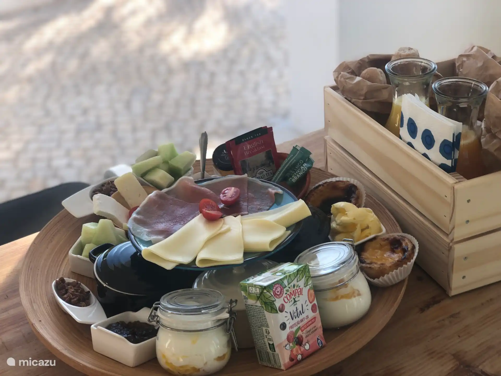 Köstliches Frühstück serviert auf der Terrasse Ihres Ferienhauses Casa Pauline