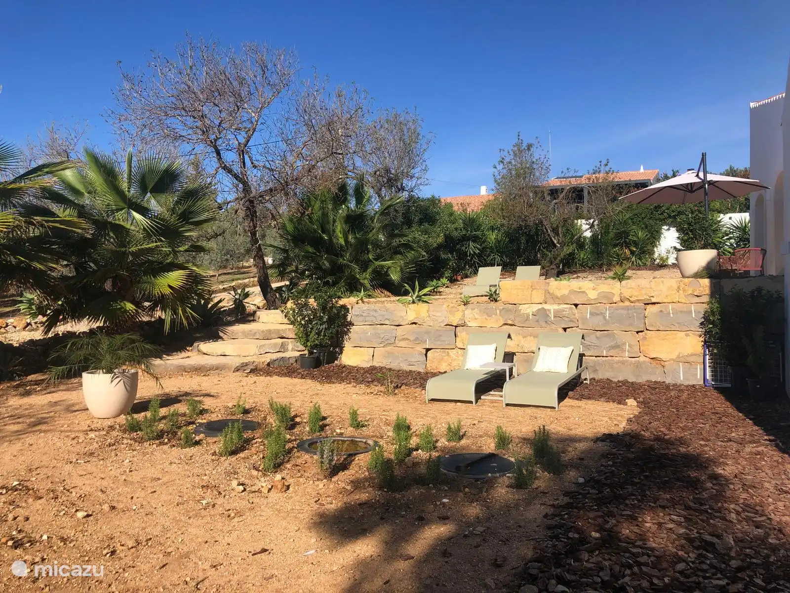 Im Winter entspannen Sie sich in Ihrem eigenen Garten auf den Sonnenbetten