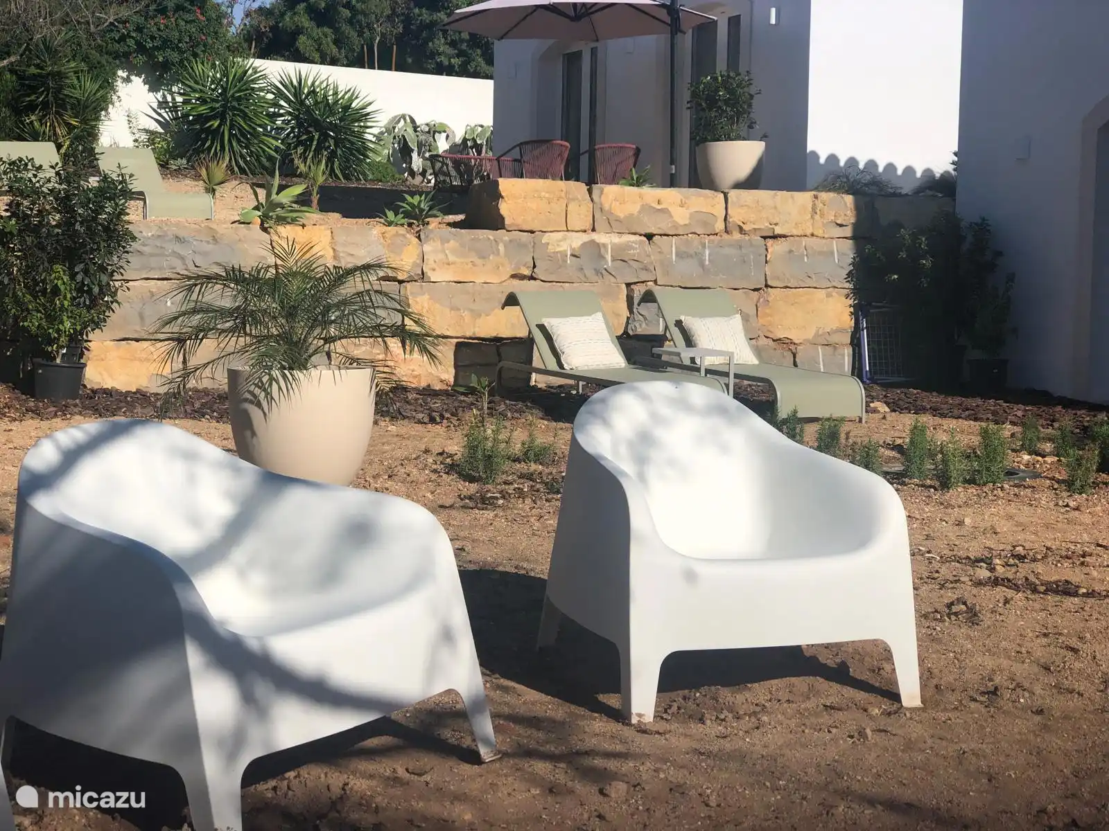 Von den beiden weißen Stühlen auf Ihrer Terrasse aus haben Sie einen Blick auf den Atlantischen Ozean