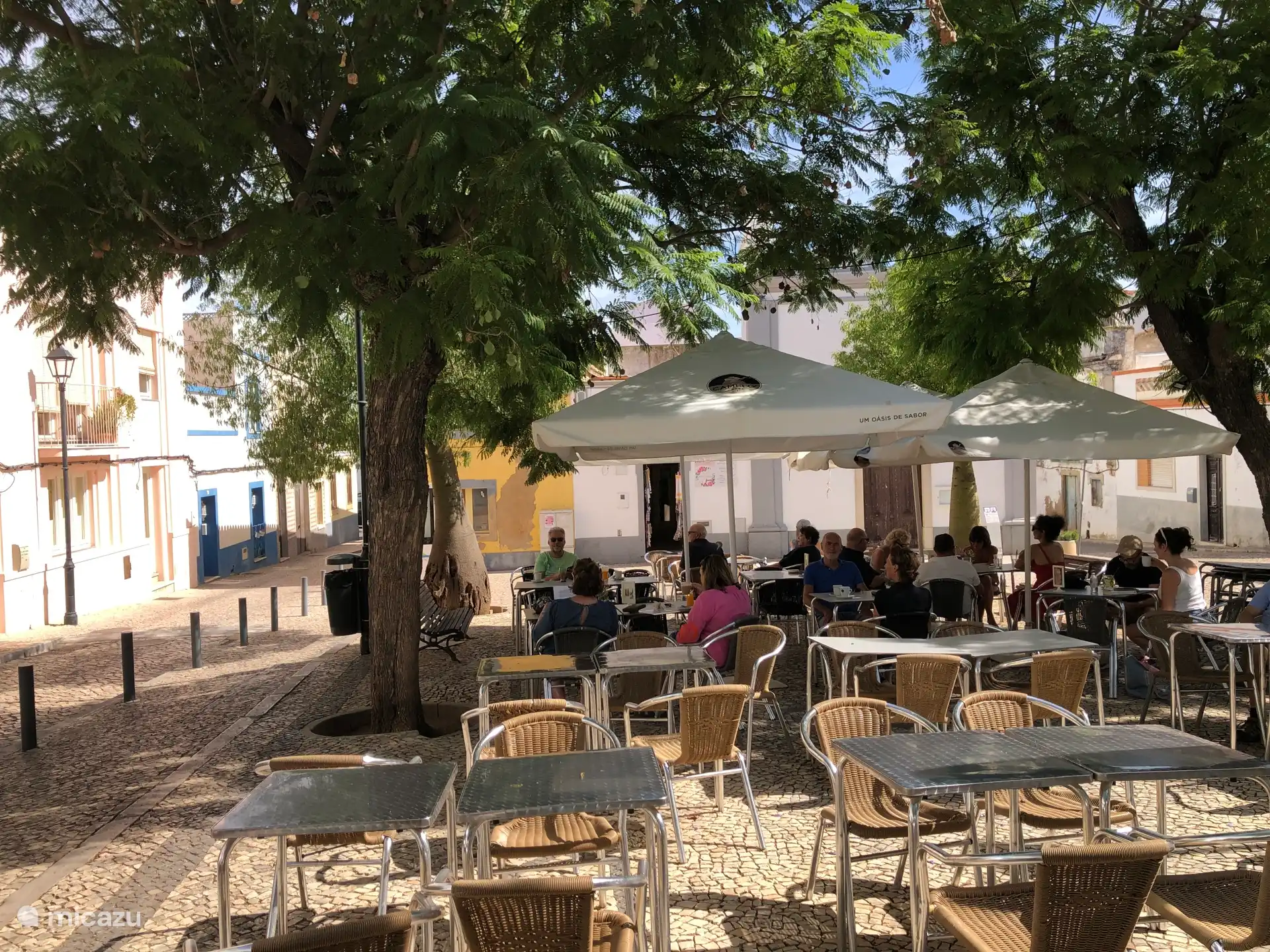 Das gemütliche Zentrum unseres Dorfes Moncarapacho mit mehreren Restaurants und Supermärkten