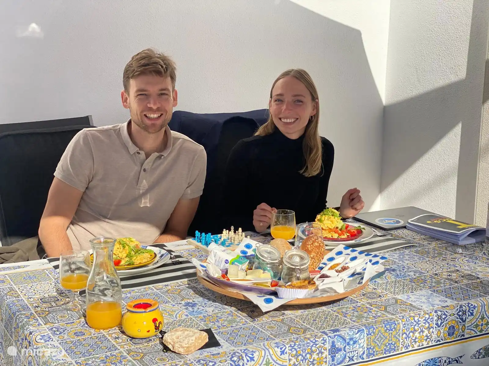 Zwei Remote-Arbeiter auf ihrer Terrasse der Casa Pauline im November! Wir genießen das Frühstück, das vom Boutique Hotel Guesthouse-Moncarapacho serviert wird.