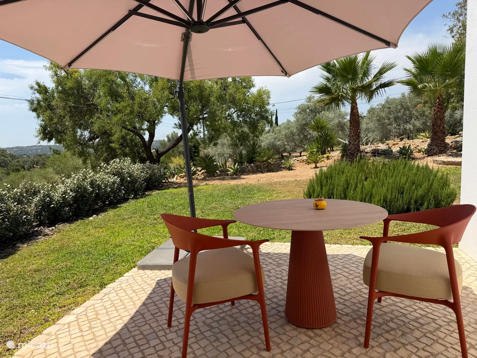 Table à manger moderne et chaises sur votre terrasse privée