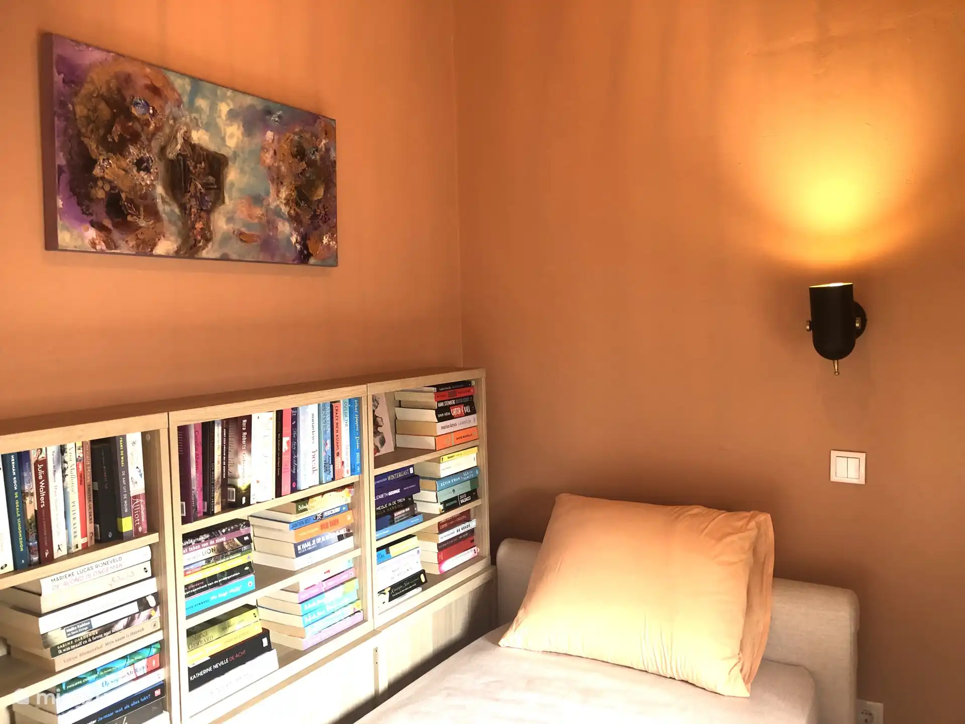 Kleine slaapkamer met bibliotheek