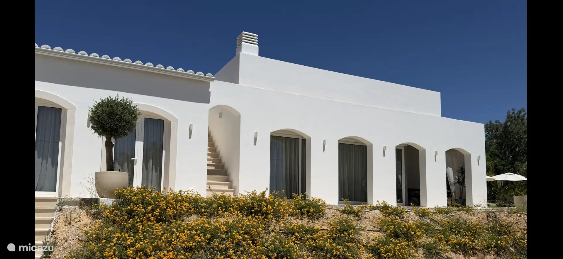 Trois cottages de luxe et design en auto-restauration. Sur la photo, la Casa Céline avec terrasse et toit couverts, à gauche, la réception et le studio Casa Florine. Au rez-de-chaussée, invisible, Casa Pauline