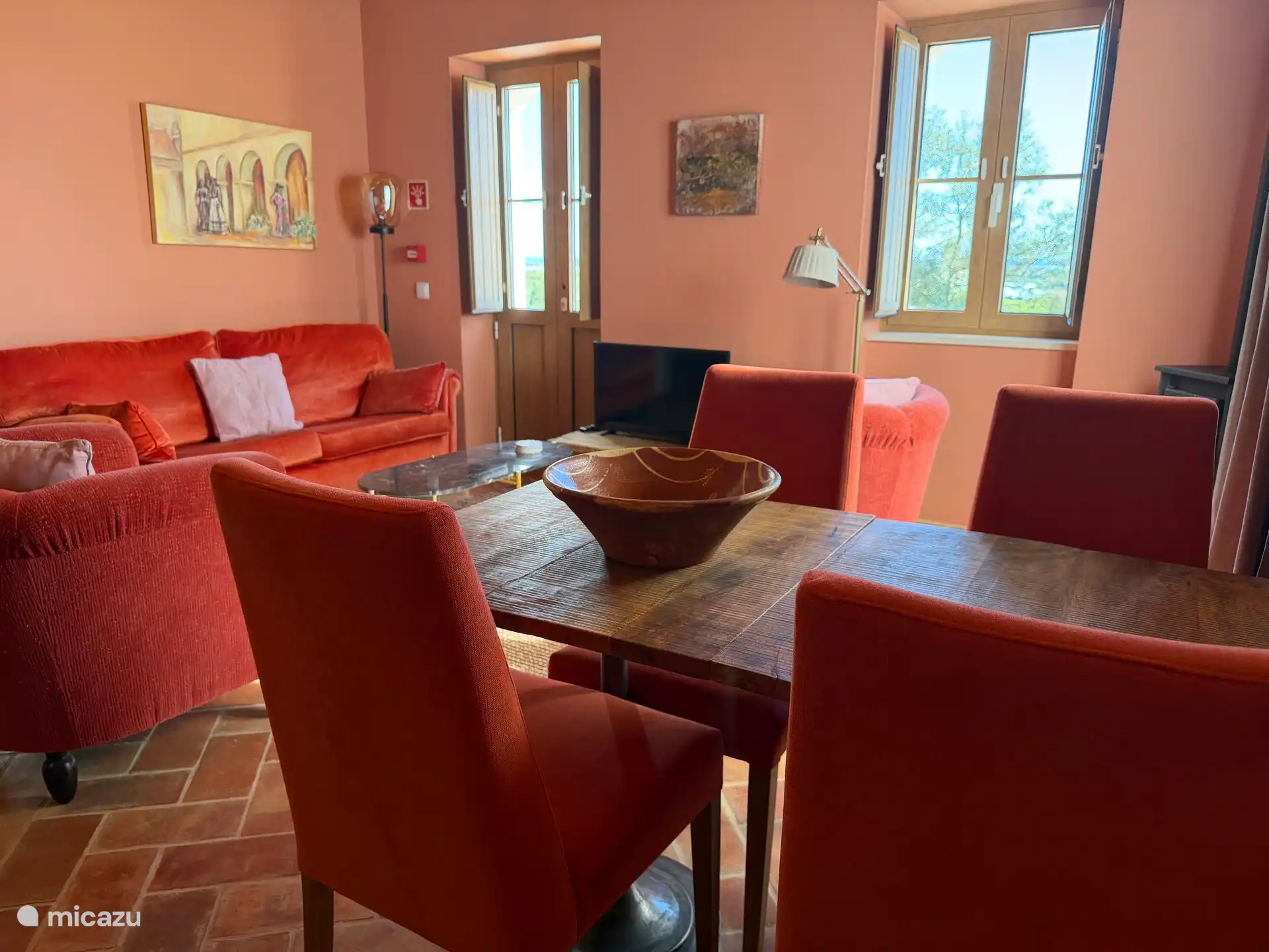 La Casa Pauline est également entièrement décorée par nos deux deigneurs belges d’Olhão. Les magnifiques tableaux sont de Chantal van Leeuwen, elle travaille et vit en Algarve