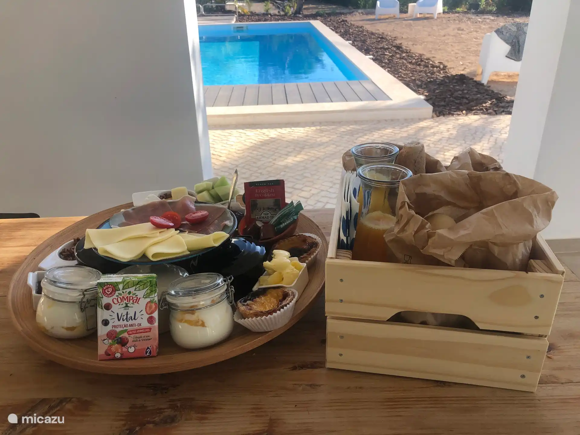 Verwen jezelf en boek een heerlijk ontbijtje op je kamer of terras.