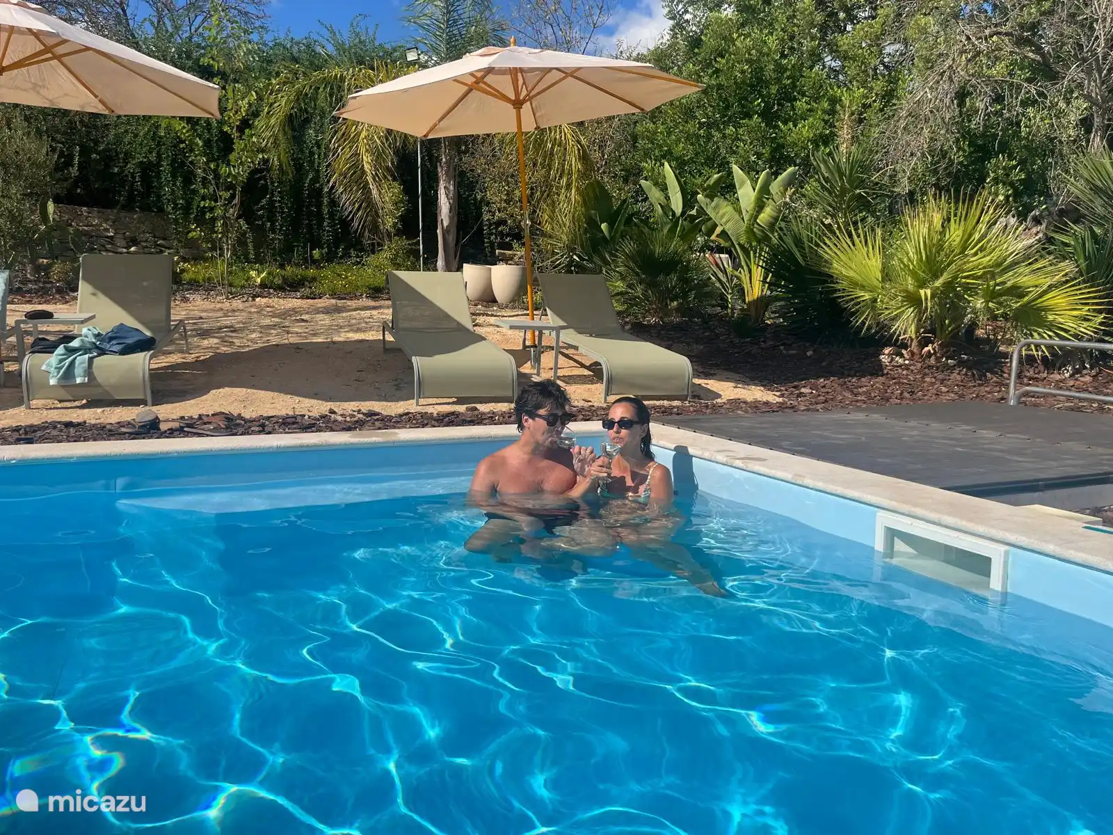 Genießen Sie einen Drink, die Sonne und einander im Pool