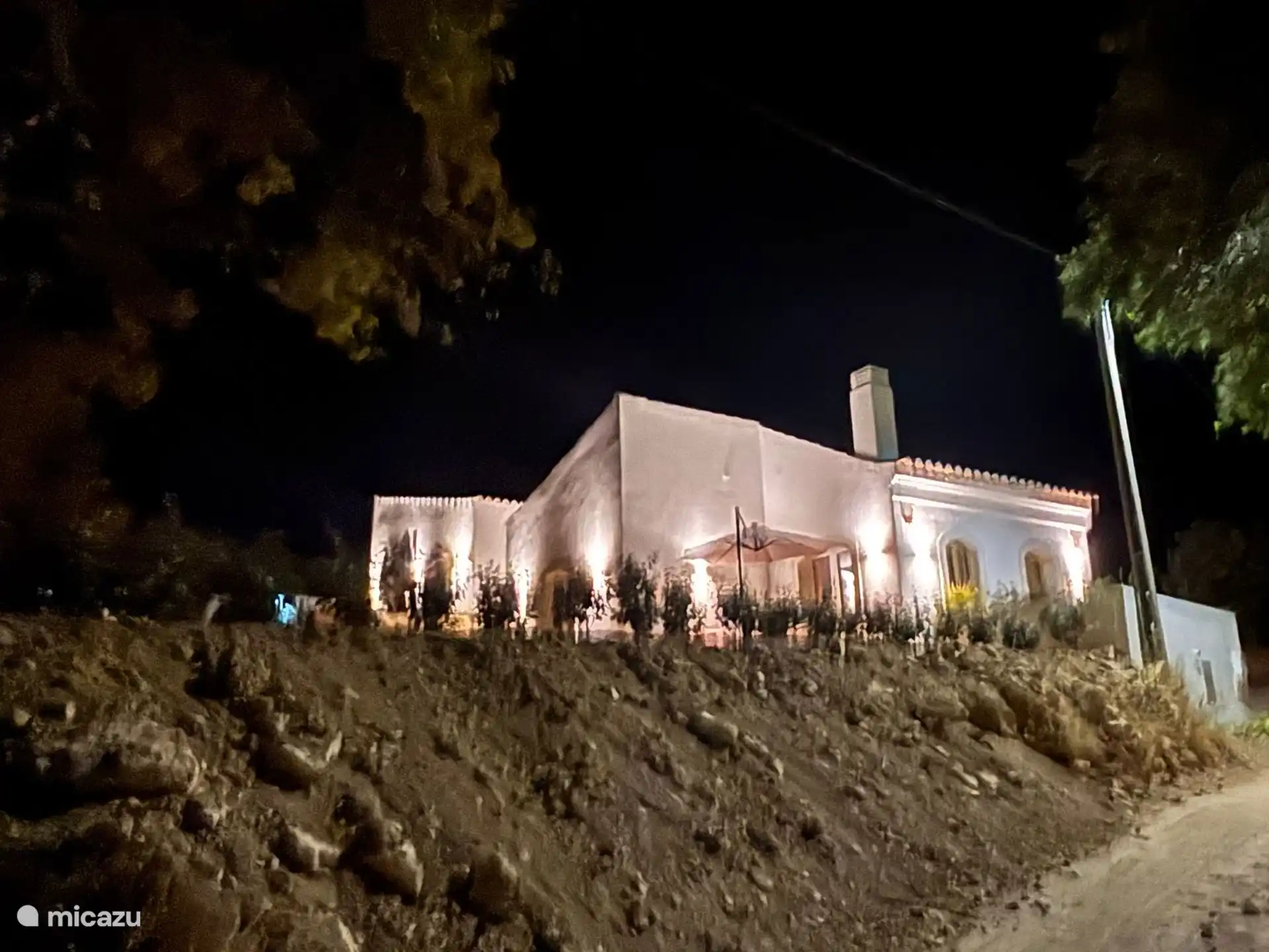 Casa Pauline op de voorgrond en Casa Florine erachter bij nacht.