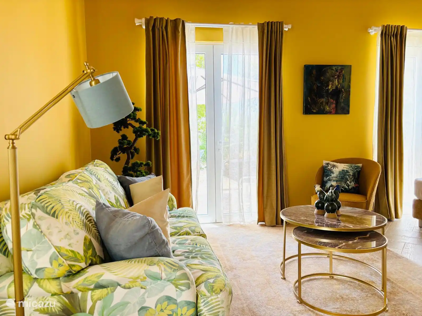 Salon avec un joli canapé, fauteuil et télévision pivotante