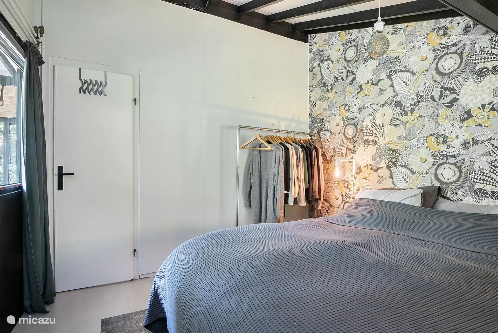 Grote slaapkamer met heerlijk 2-persoons bed