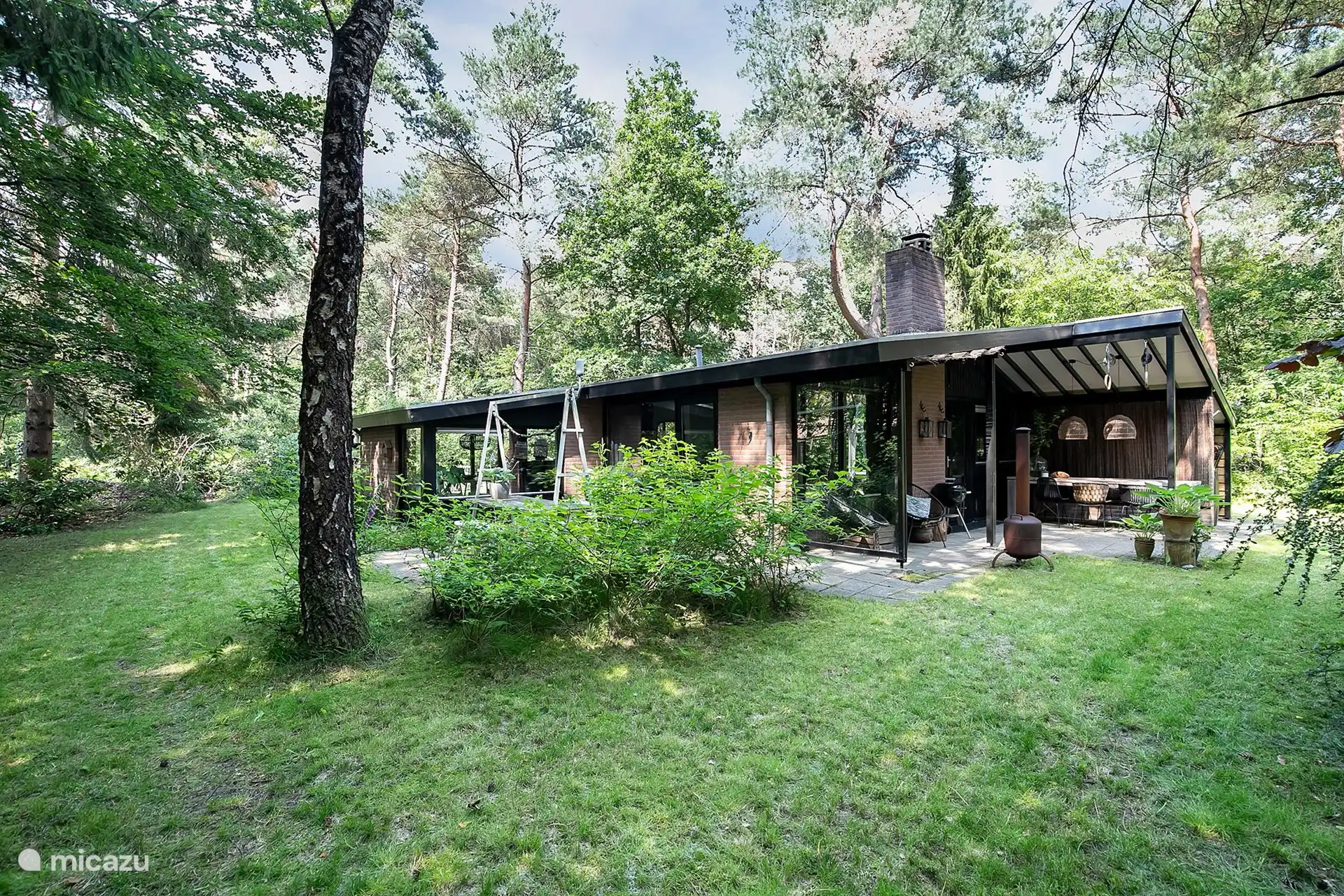 De tuin rondom het huisje is zoveel mogelijk in overeenstemming met het bos